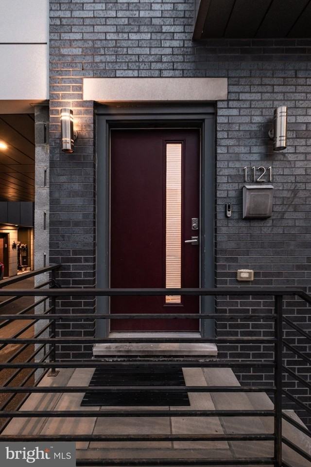 1121 Earl St - Photo 4 of 50