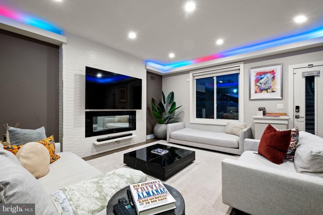 1121 Earl St - Photo 5 of 50