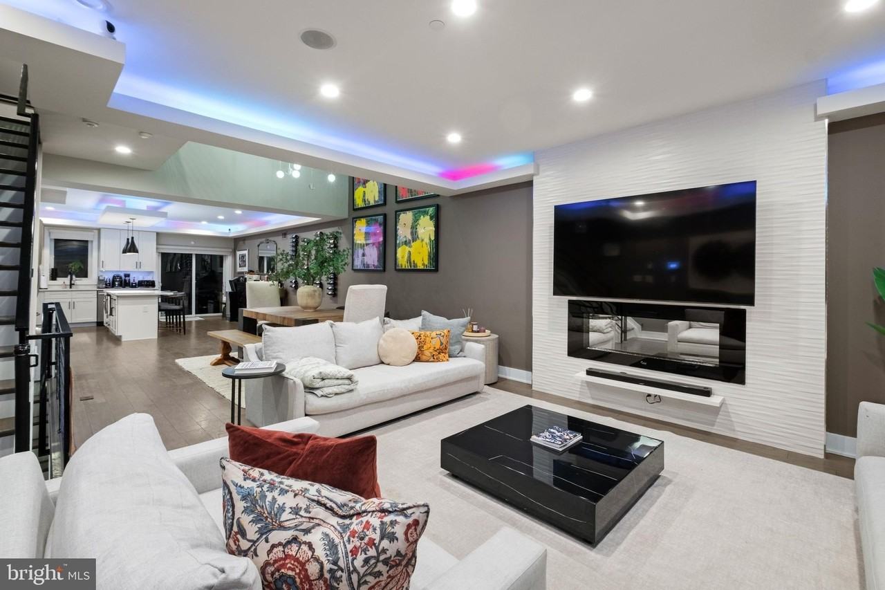 1121 Earl St - Photo 6 of 50