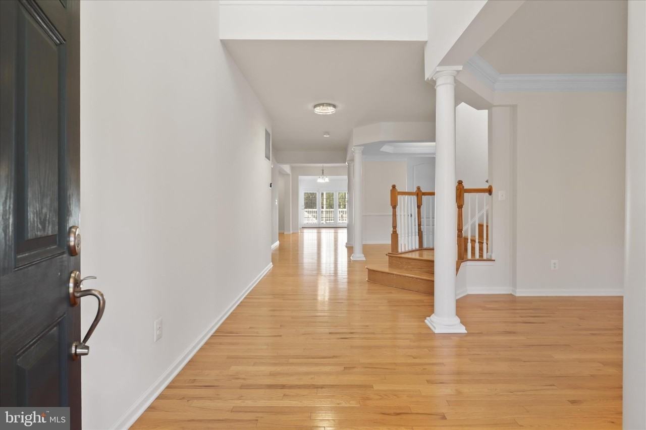 25209 Eisenhower Dr - Photo 2 of 37