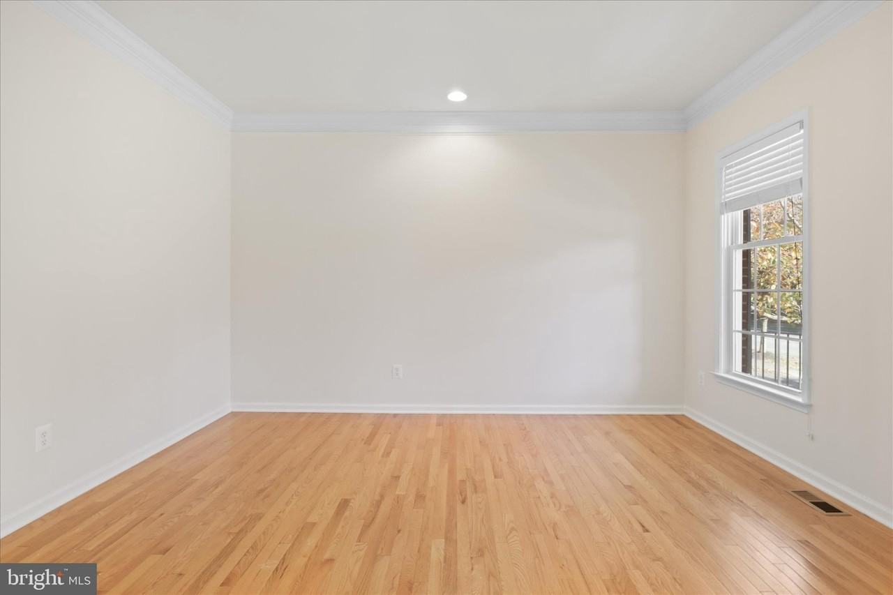 25209 Eisenhower Dr - Photo 3 of 37