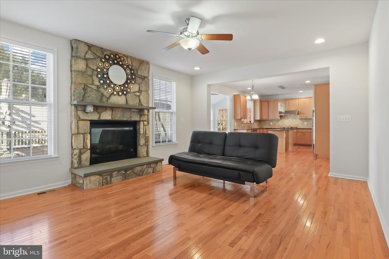 25209 Eisenhower Dr - Photo 5 of 37