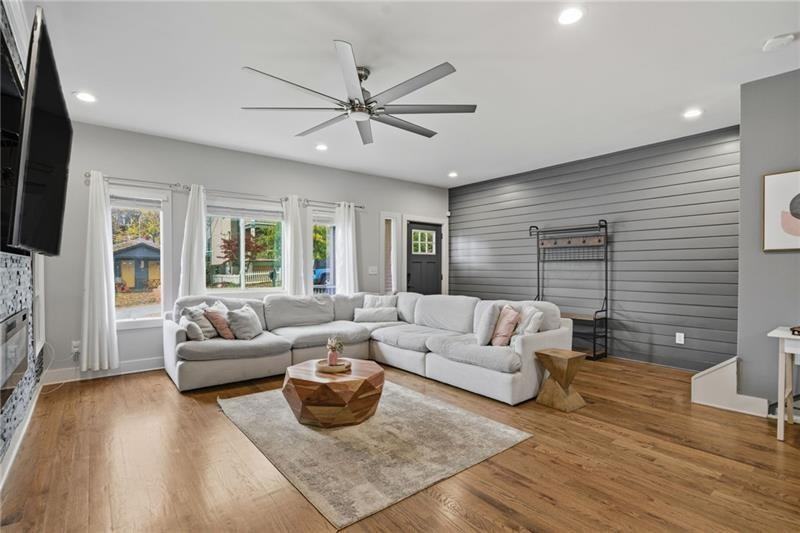 160 Vanira Ave Se ##A - Photo 2 of 37