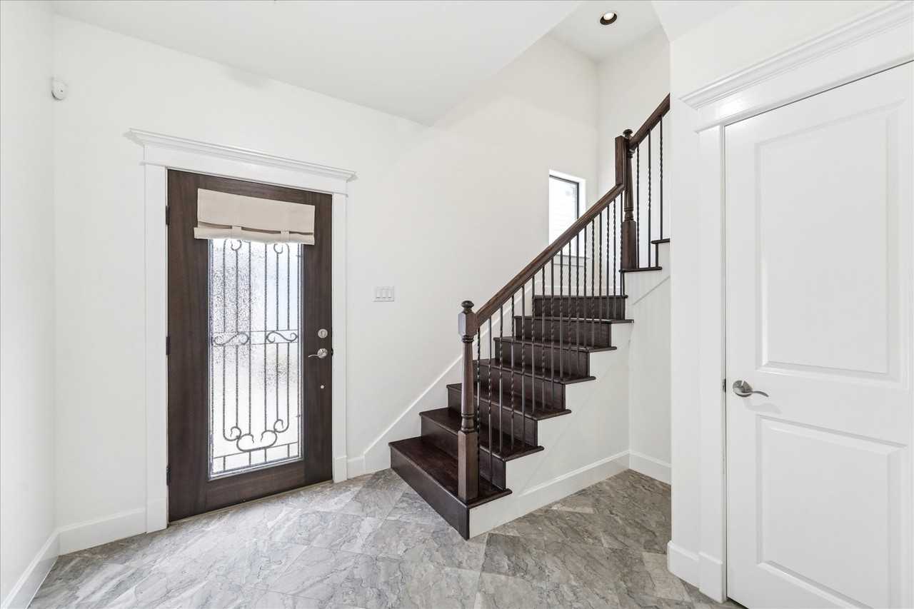 830 W 19th St - Photo 2 of 38