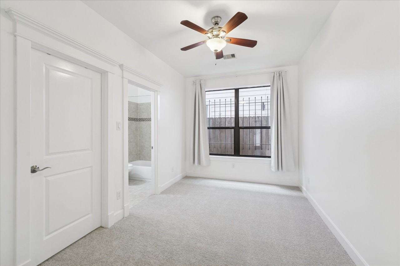 830 W 19th St - Photo 3 of 38