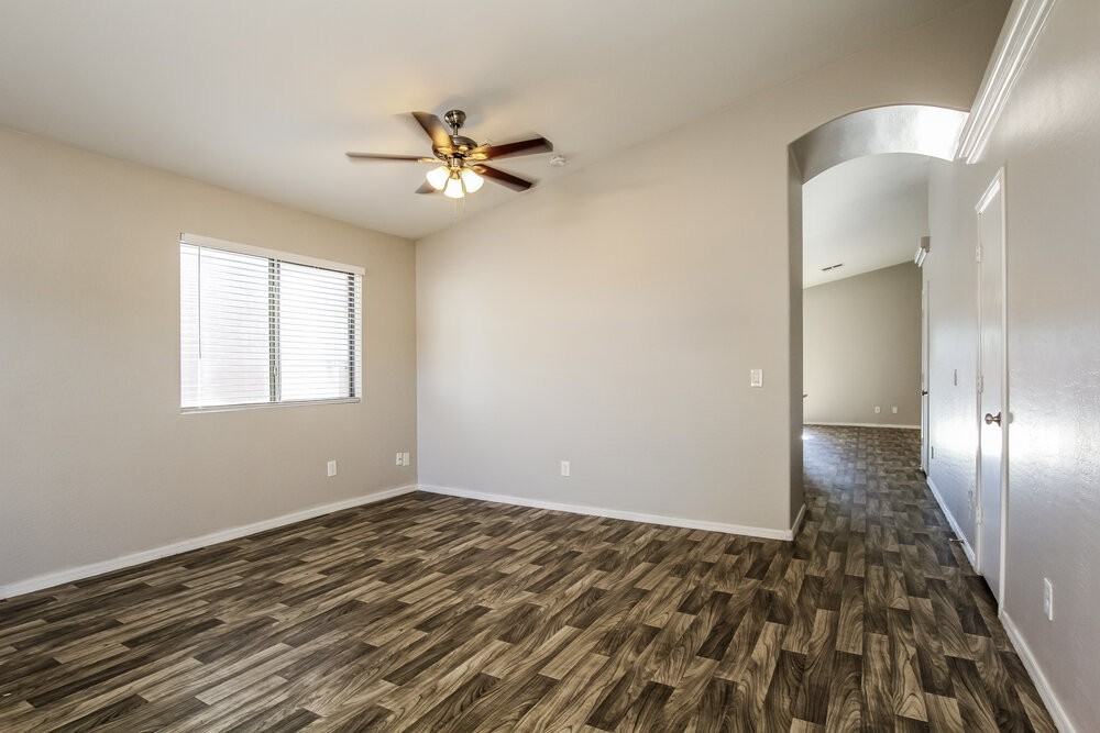 12417 W Mandalay Ln - Photo 3 of 16