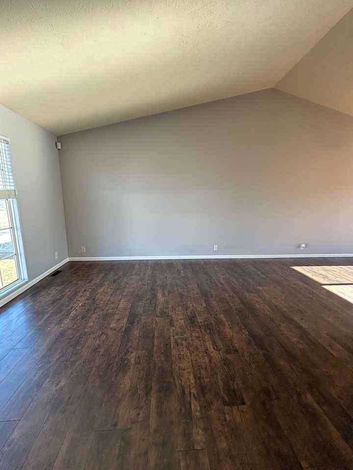 817 Lake Vista Dr - Photo 3 of 27