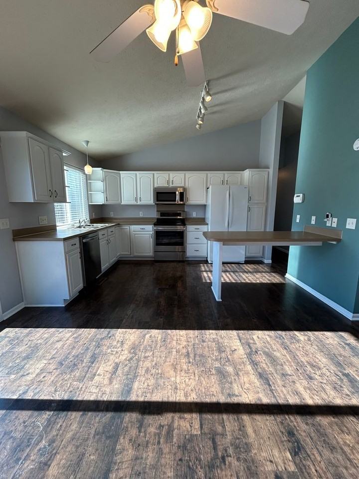 817 Lake Vista Dr - Photo 6 of 27