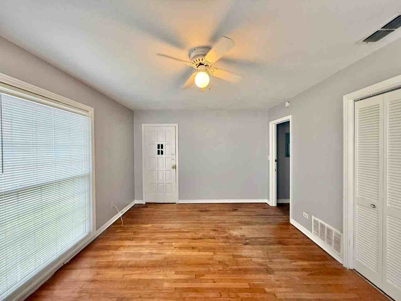 427 E 5th St - Photo 4 of 19