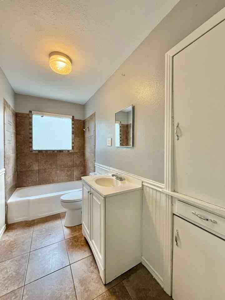 427 E 5th St - Photo 6 of 19