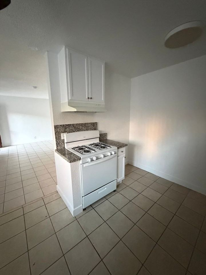 2070 S Mountain View Ave - Photo 6 of 8