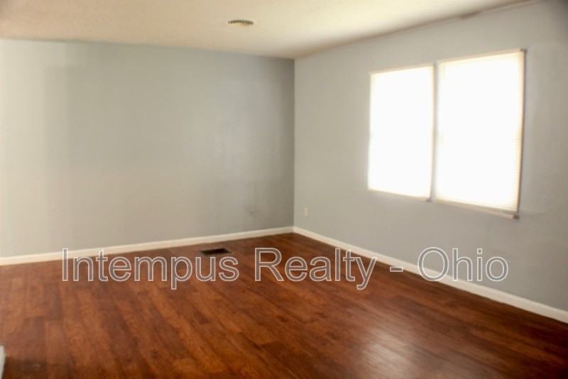 967 Duxberry Ave - Photo 4 of 27