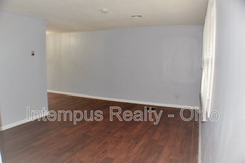 967 Duxberry Ave - Photo 5 of 27