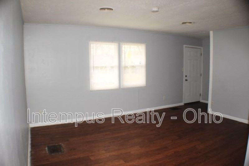 967 Duxberry Ave - Photo 6 of 27