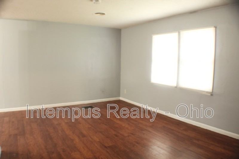 967 Duxberry Ave - Photo 7 of 27