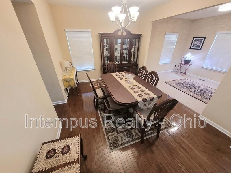 6130 Brandon Dr - Photo 3 of 32