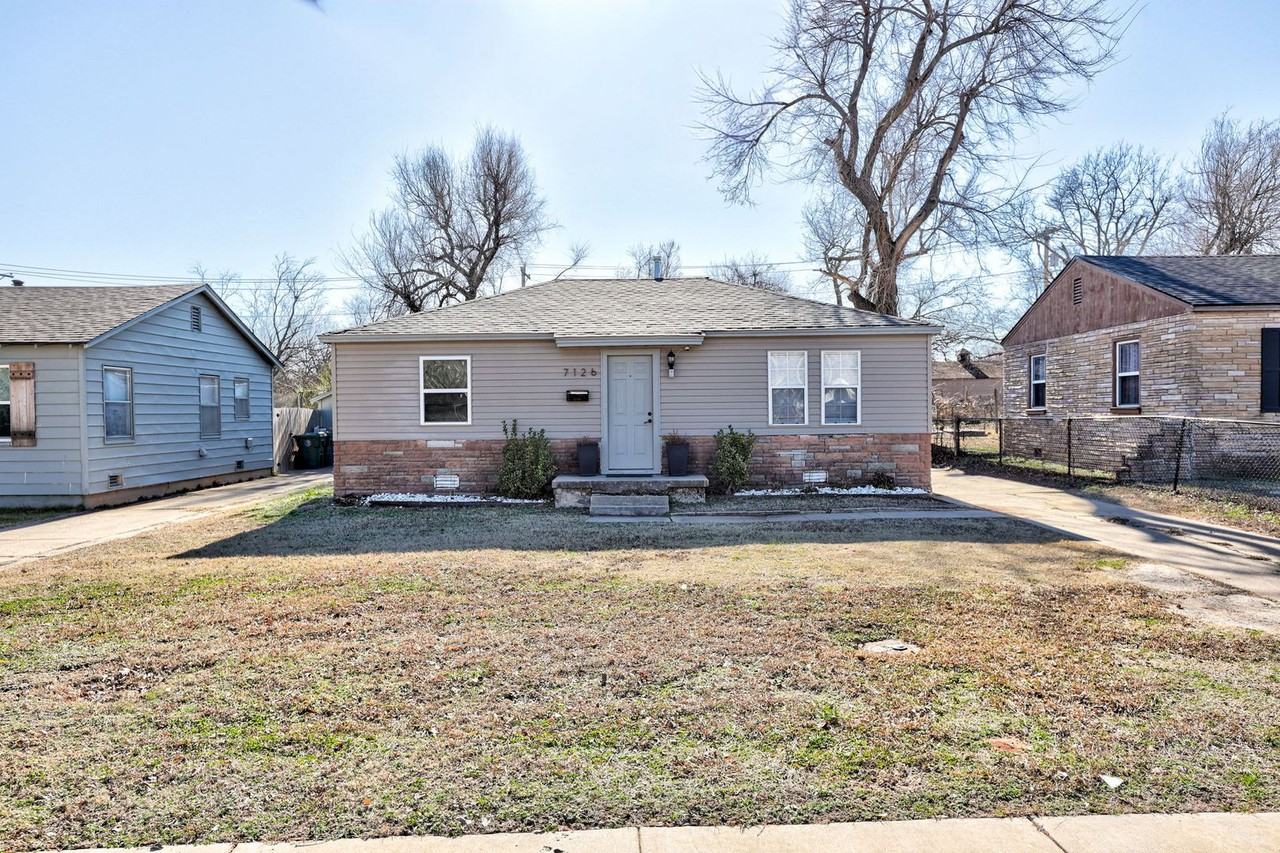 7126 Se 15th St - Photo 3 of 37