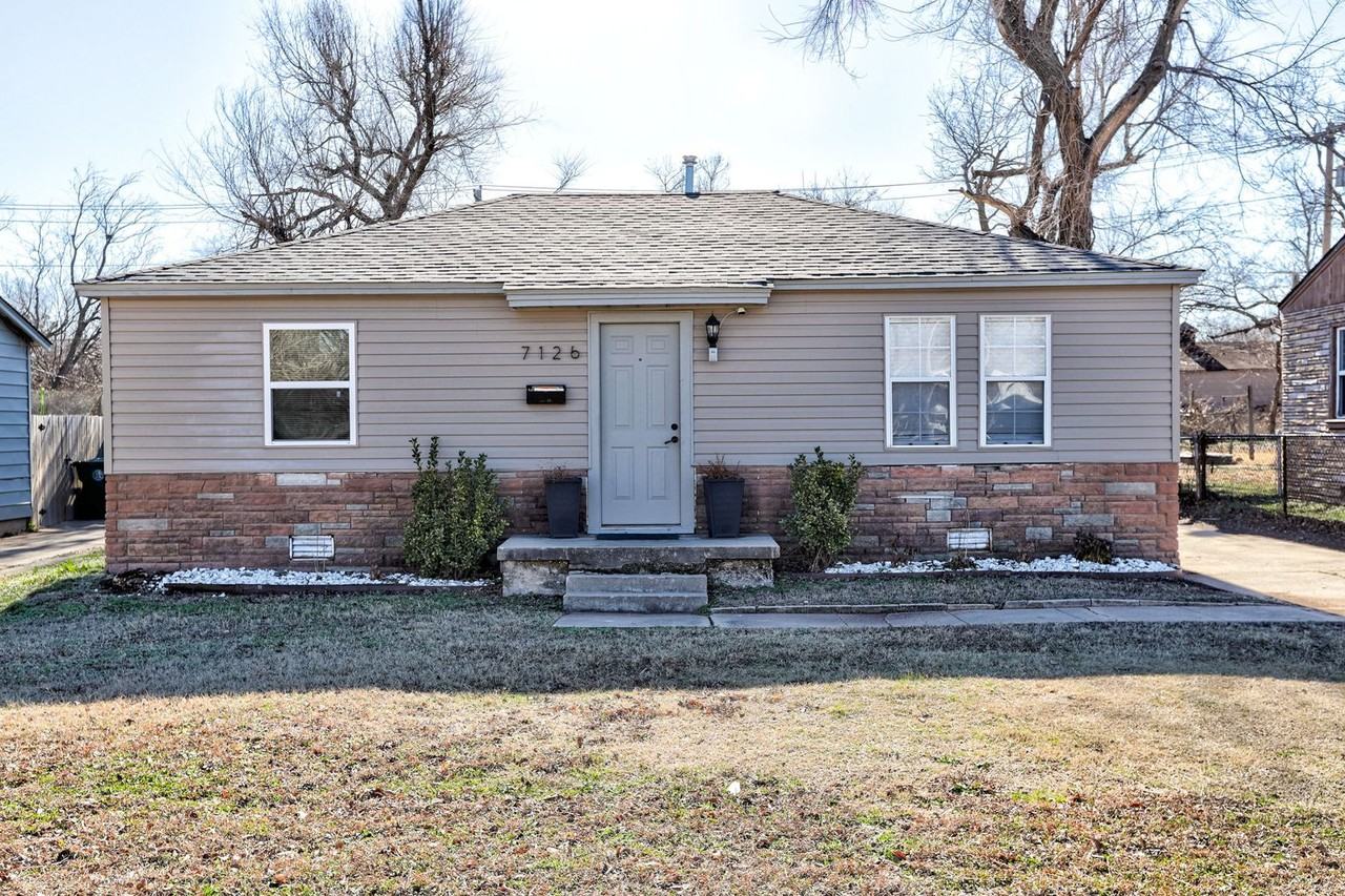 7126 Se 15th St - Photo 4 of 37