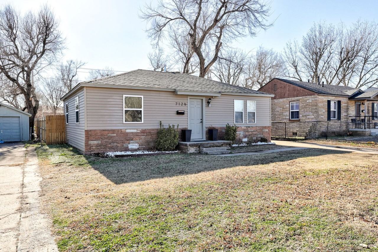 7126 Se 15th St - Photo 5 of 37