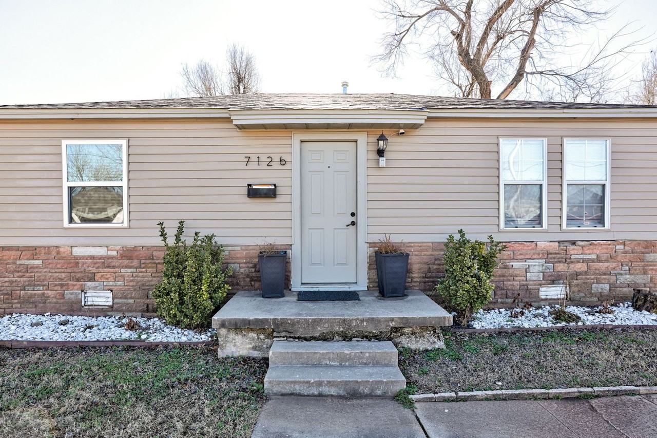 7126 Se 15th St - Photo 7 of 37