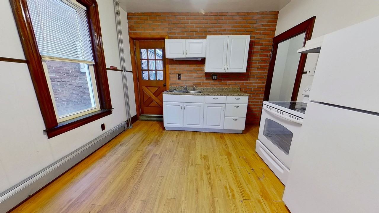 1315 N George St - Photo 4 of 12