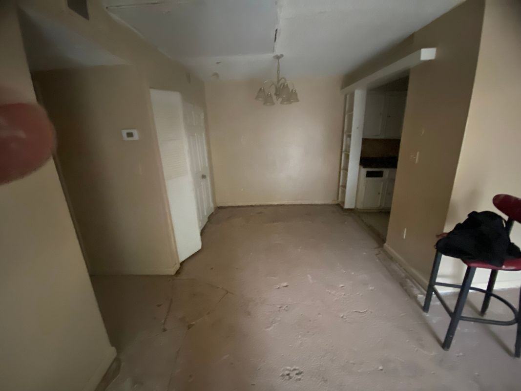 1505 Camelot Dr - Photo 4 of 20