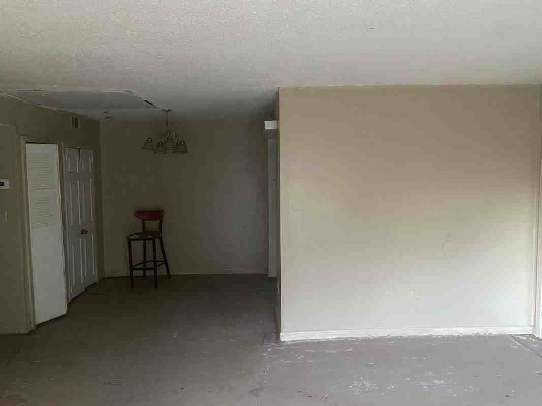 1505 Camelot Dr - Photo 5 of 20