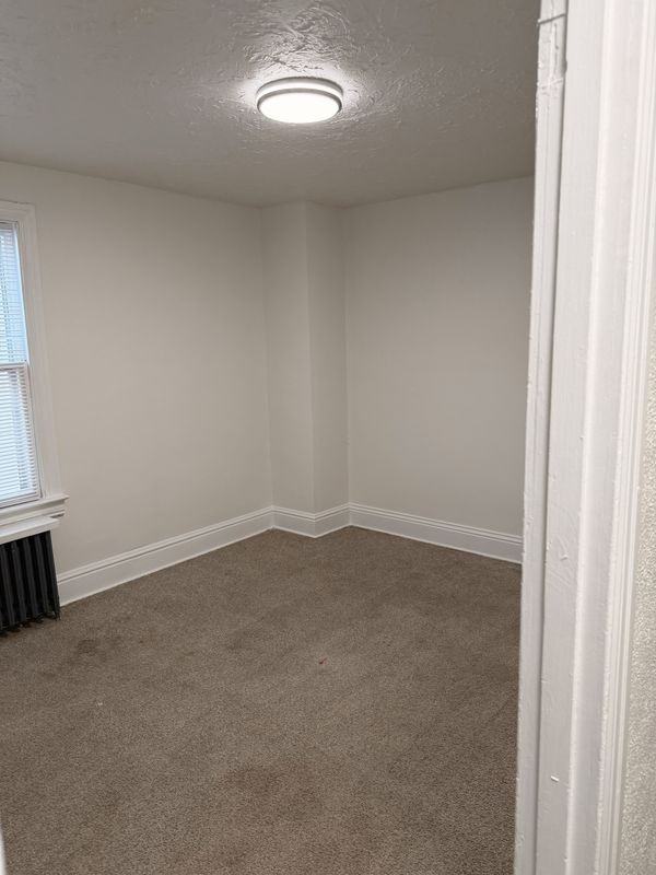 606 Salem Ave - Photo 7 of 20