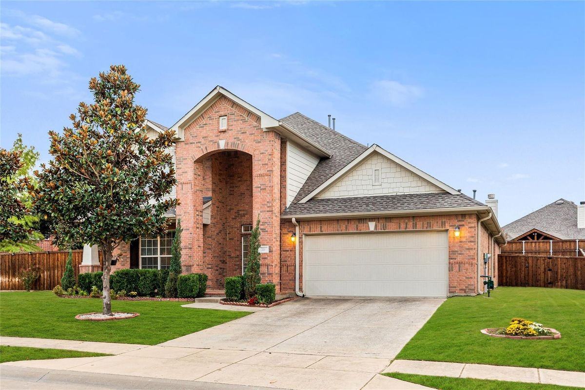 716 Mandalay Bay Dr - Photo 2 of 3