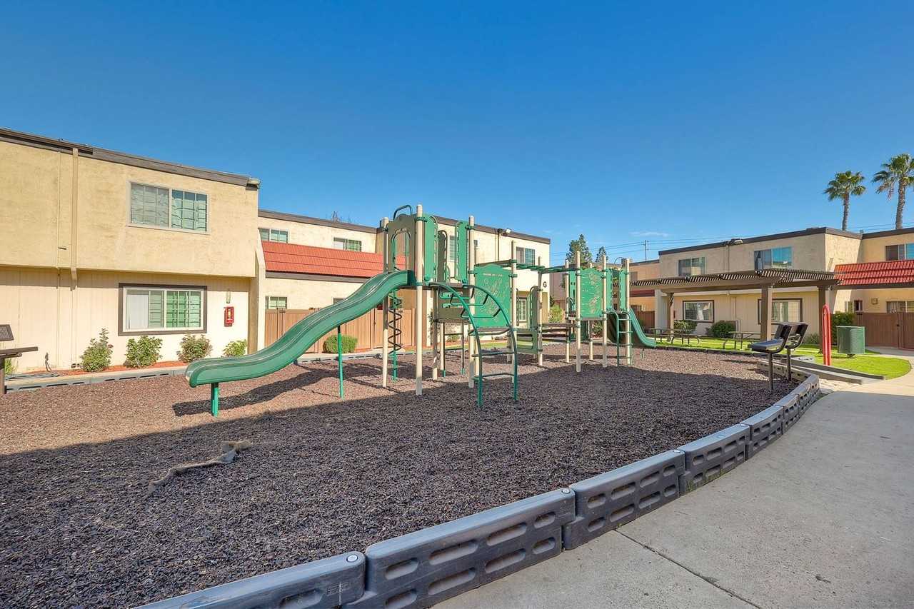 La Roca Plaza - Photo 6 of 50