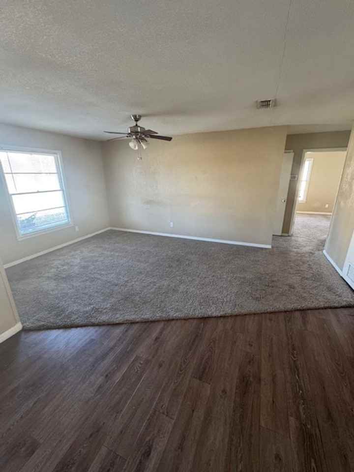 2347 Edgemont Dr - Photo 3 of 12