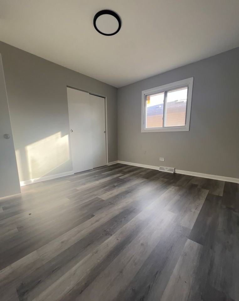 944 Greenbay Ave - Photo 4 of 6