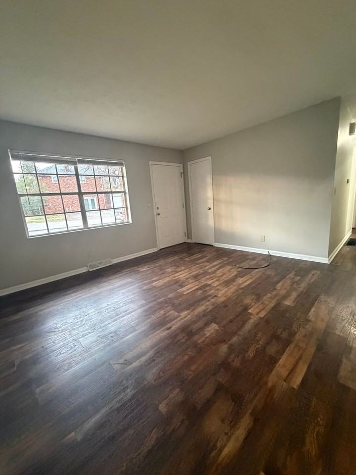 147 Meredith Ave - Photo 5 of 17