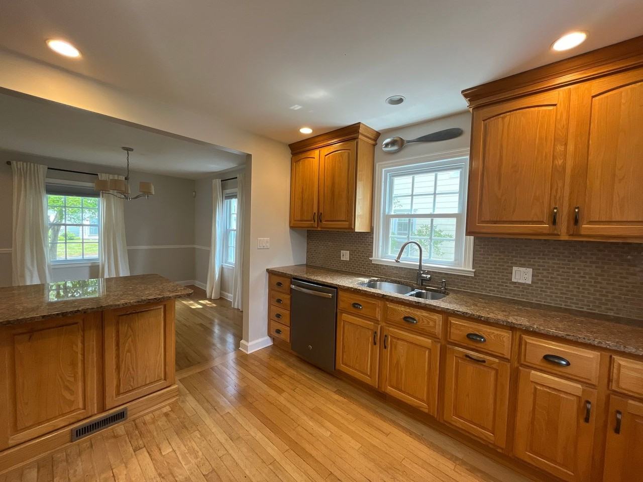 65 Buell St - Photo 7 of 28