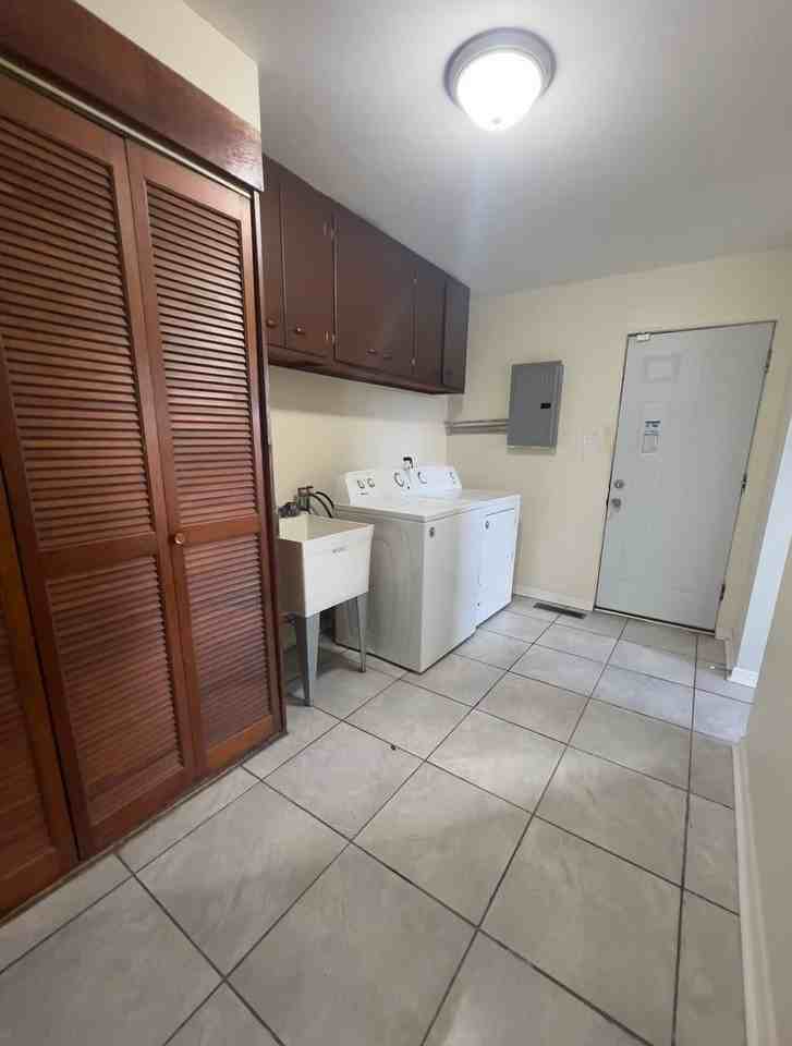 1279 Greenbay Ave - Photo 2 of 7