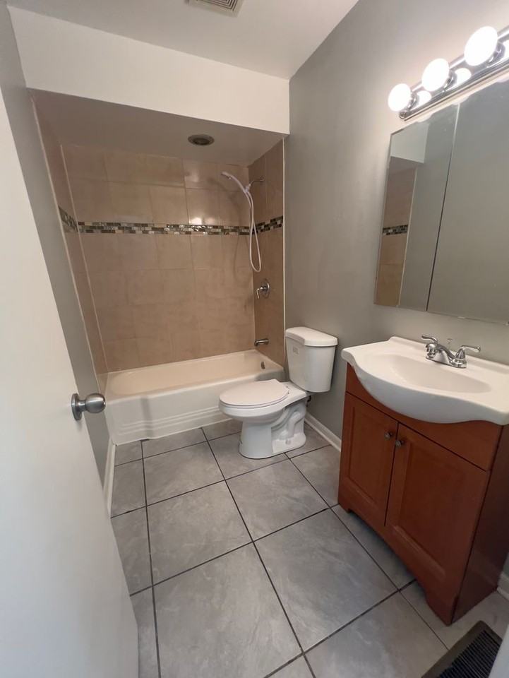 1279 Greenbay Ave - Photo 4 of 7