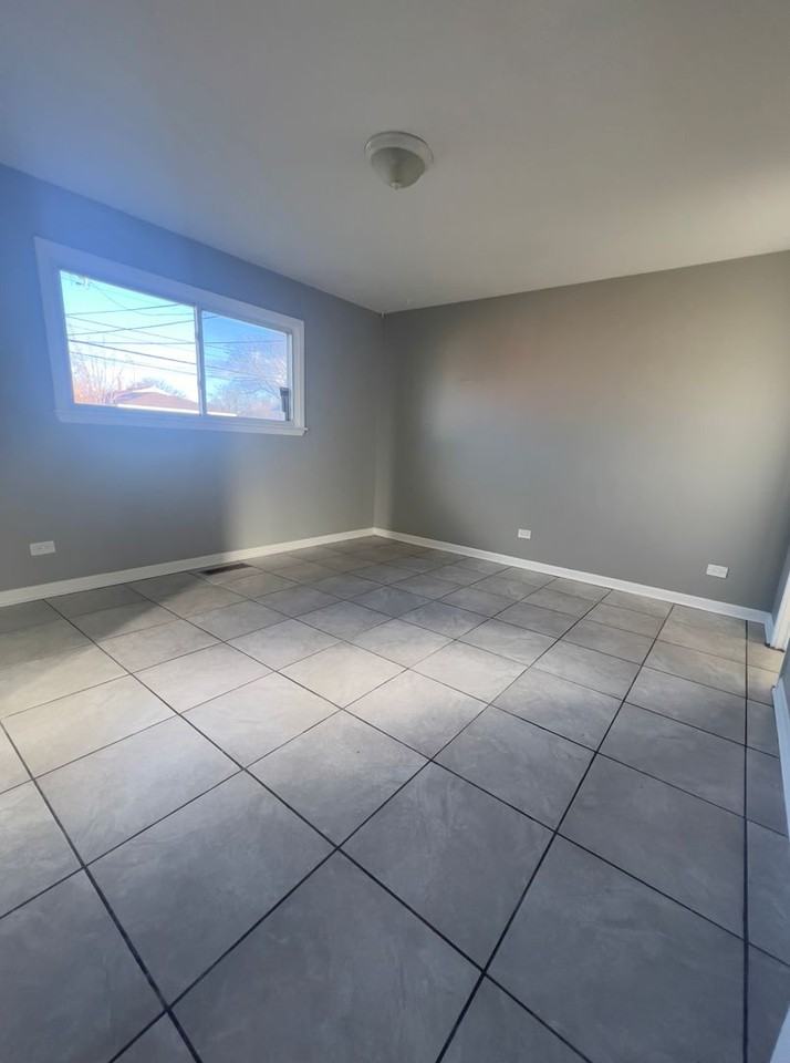 1279 Greenbay Ave - Photo 5 of 7