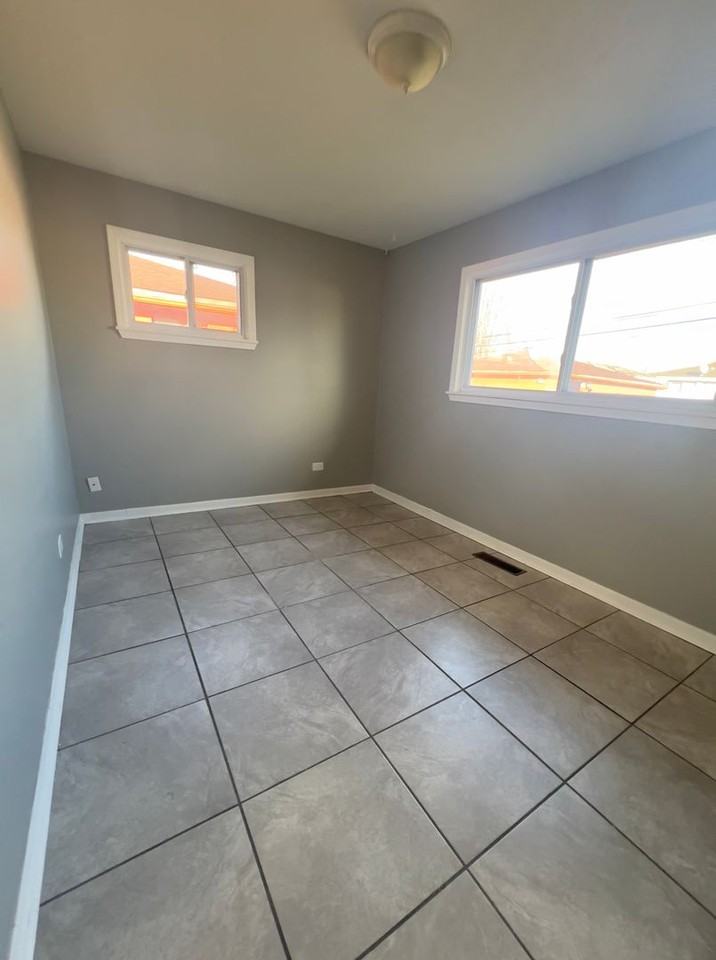 1279 Greenbay Ave - Photo 6 of 7