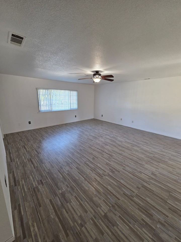 1460 Linden Way - Photo 3 of 15