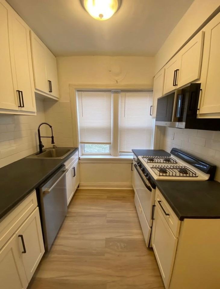 Forsyth Apartment - Photo 6 of 17