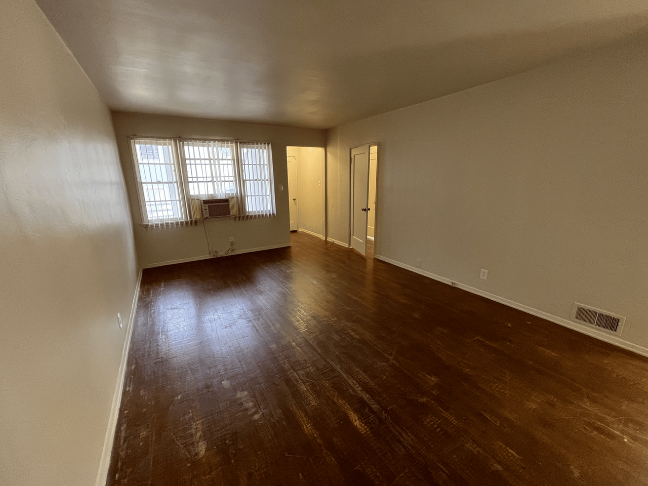 605 Kelton Ave - Photo 6 of 30