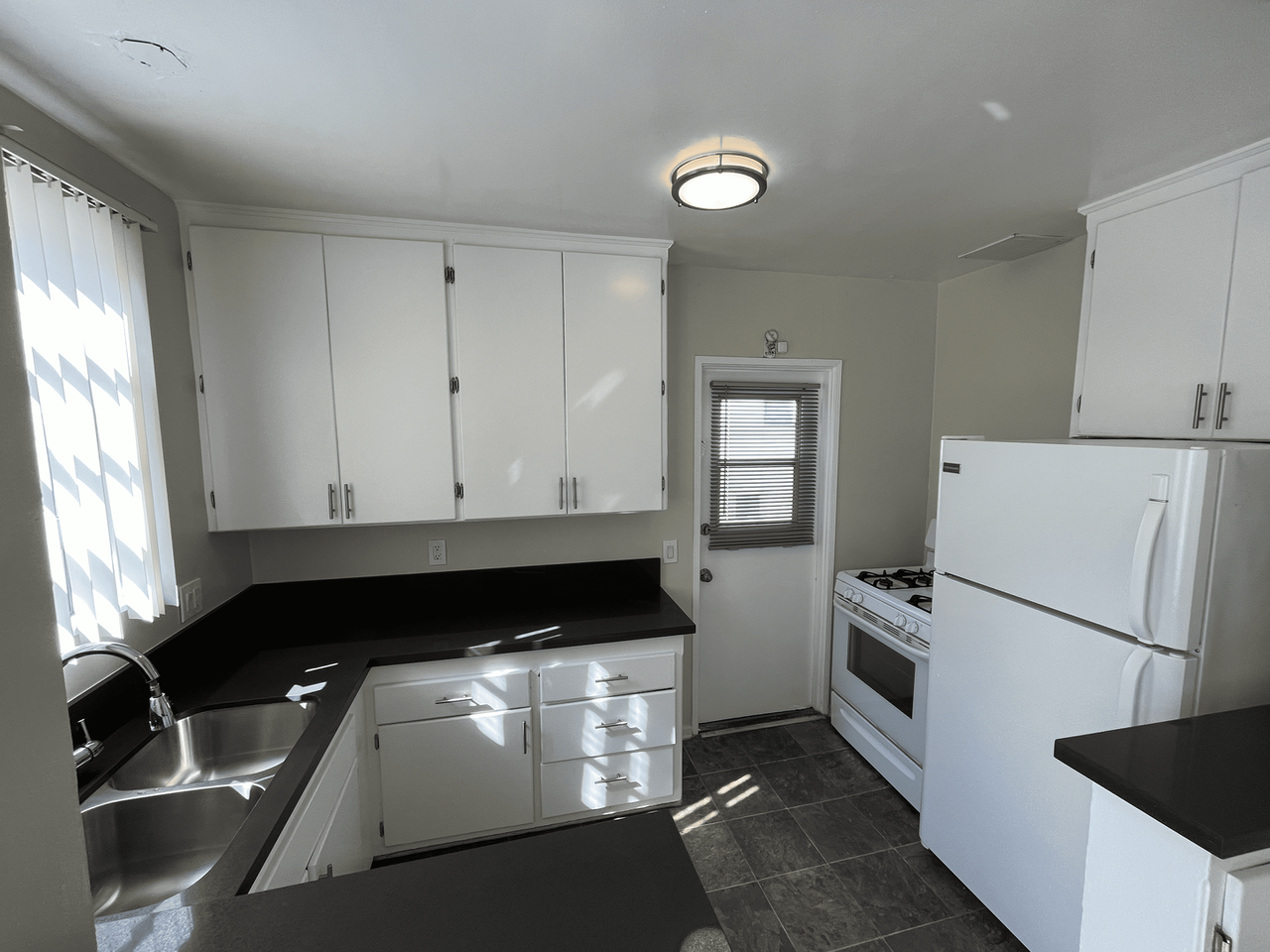 605 Kelton Ave - Photo 7 of 30