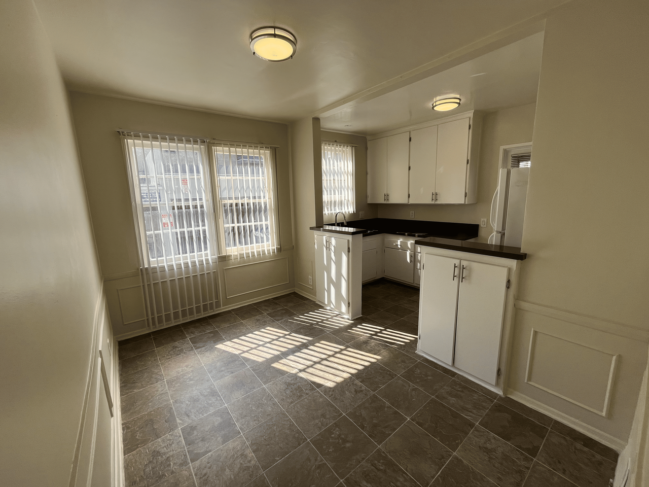 605 Kelton Ave - Photo 4 of 30