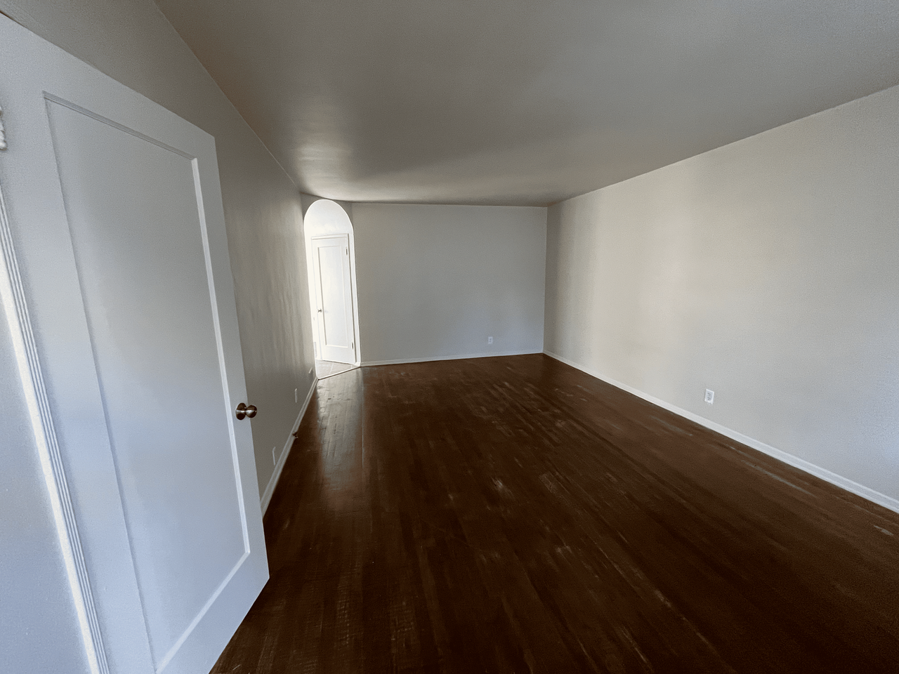 605 Kelton Ave - Photo 5 of 30