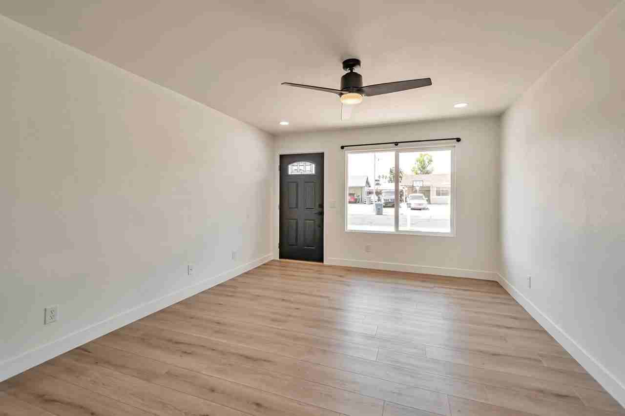 906 W Colgate Dr - Photo 2 of 16