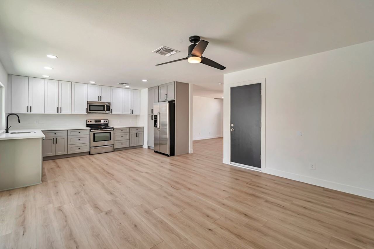 906 W Colgate Dr - Photo 5 of 16