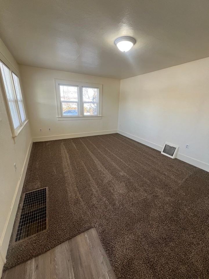 954 S 4th Ave - Photo 2 of 16