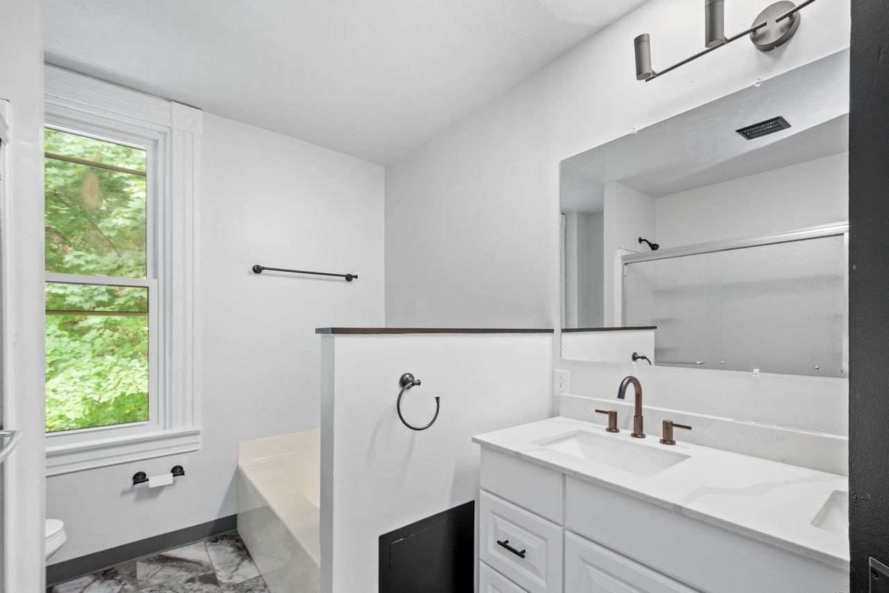 82 Grant Ave - Photo 2 of 20