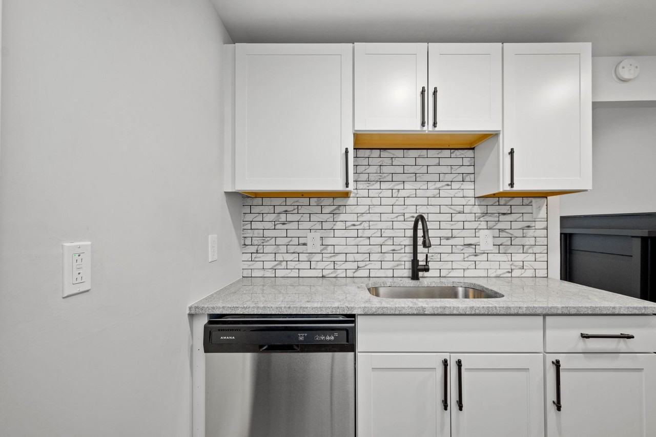 103 Merritt Ave - Photo 5 of 25