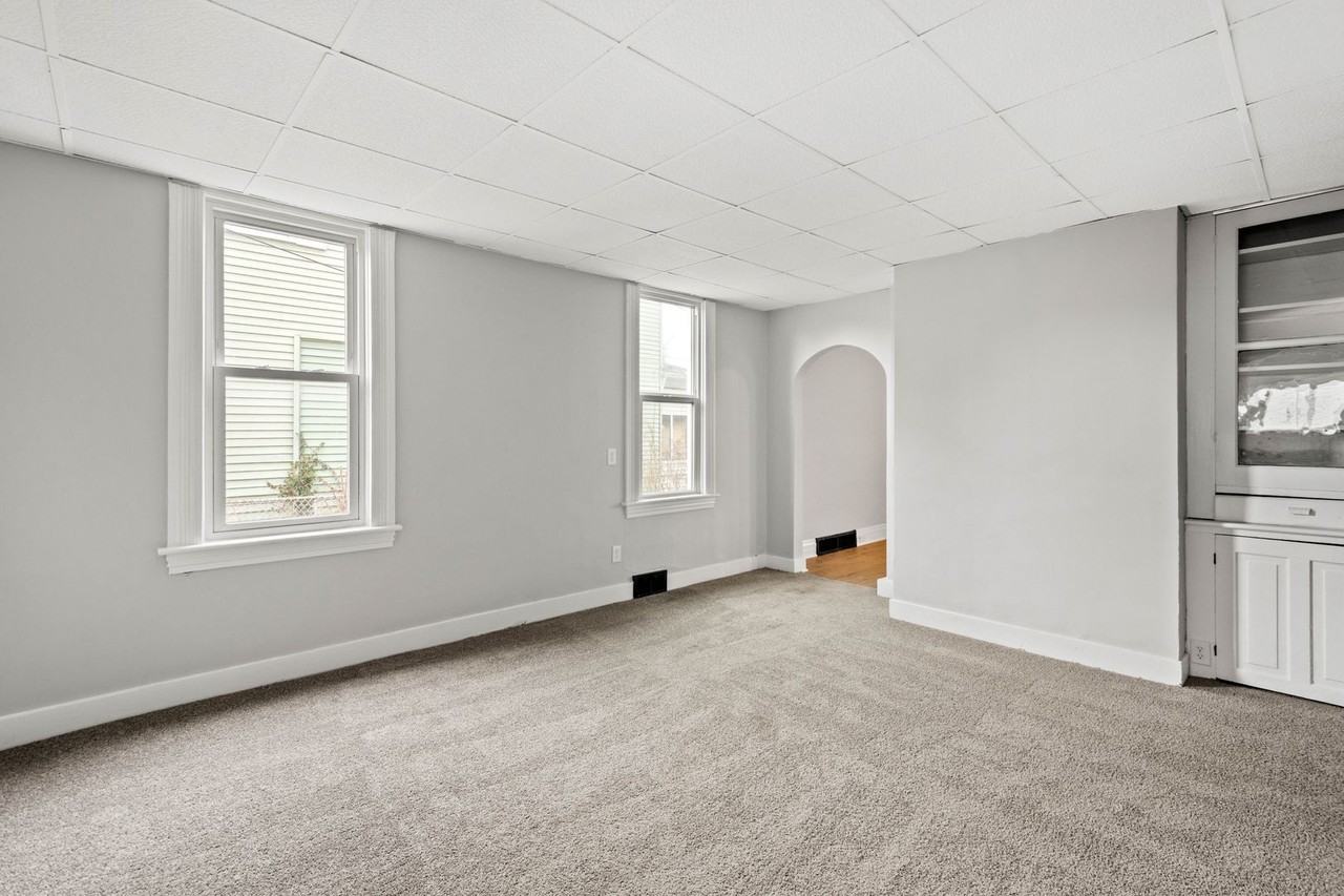 105 Broadway St - Photo 3 of 34